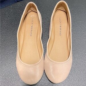Lucky Brand Ladies Leather Flats Shoes, used in good condition. Size 8M